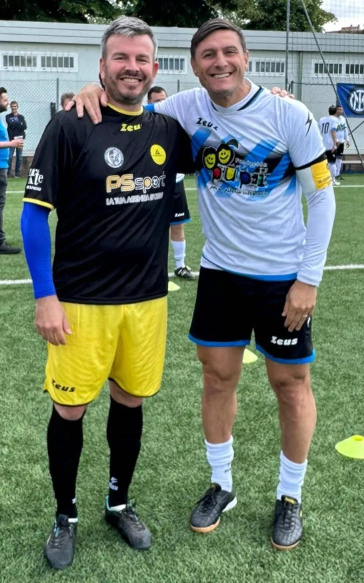 Osella con el Pupi Zanetti en un partido de su Fundación. Foto IG.