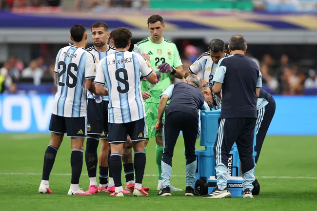 La Conmebol mantendrá las pausas de hidratación pero con un límite de 90 segundos (Getty Images).