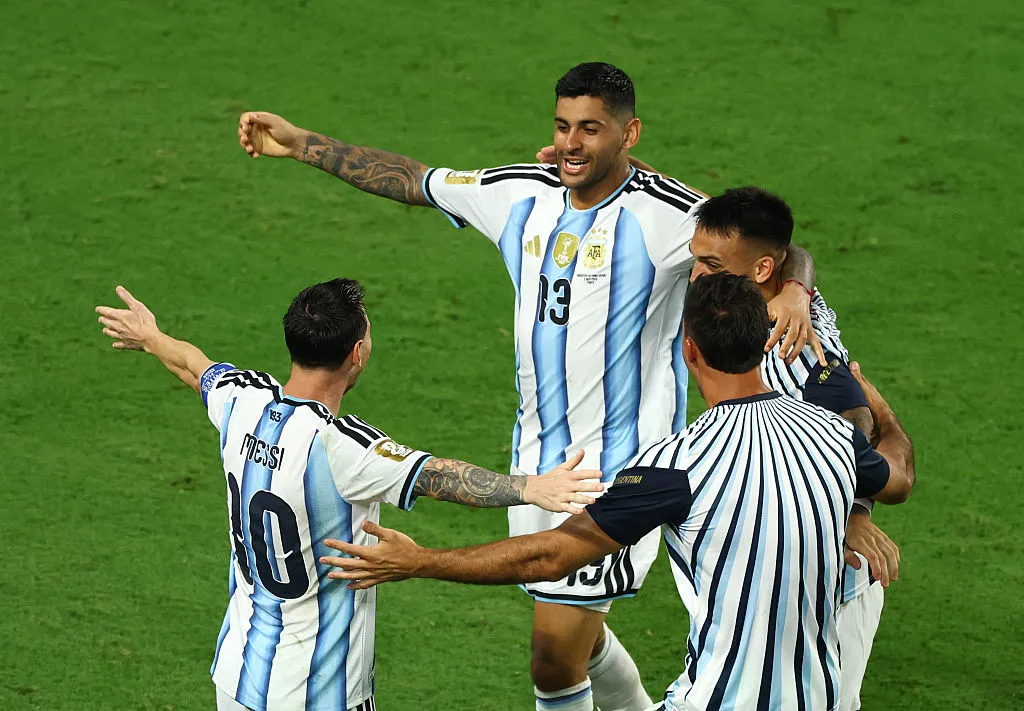 Cristian Romero y Lionel Messi en la Selección Argentina. (Getty Images)