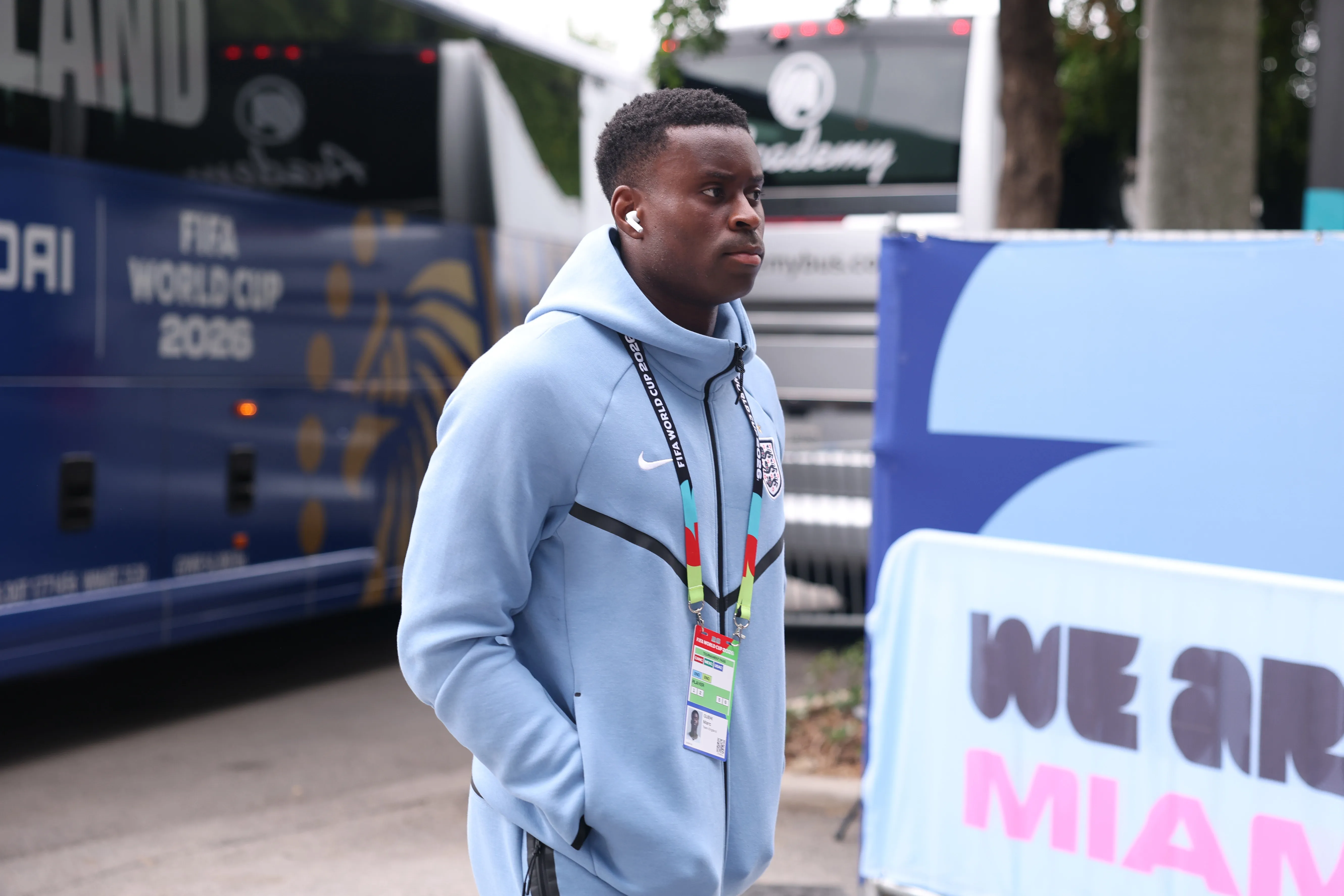 Bukayo Saka en su arribo al Hard Rock Stadium.