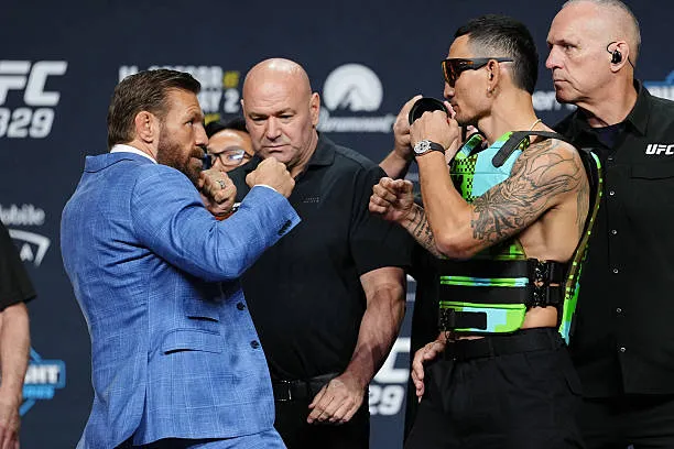 Conor McGregor y Max Holloway. (Getty Images)