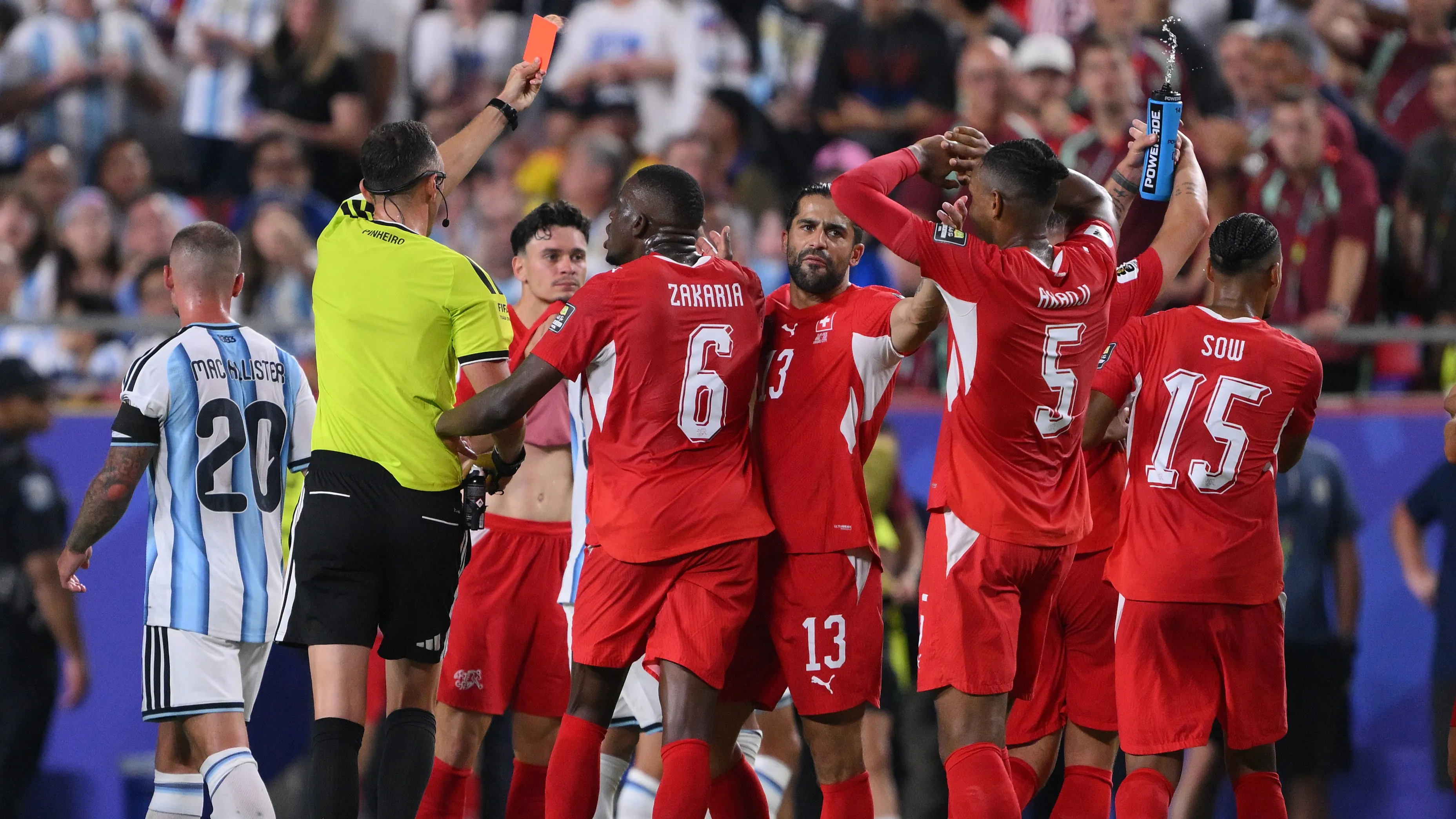 En Inglaterra pusieron el foco en la roja de Embolo (Getty Images).