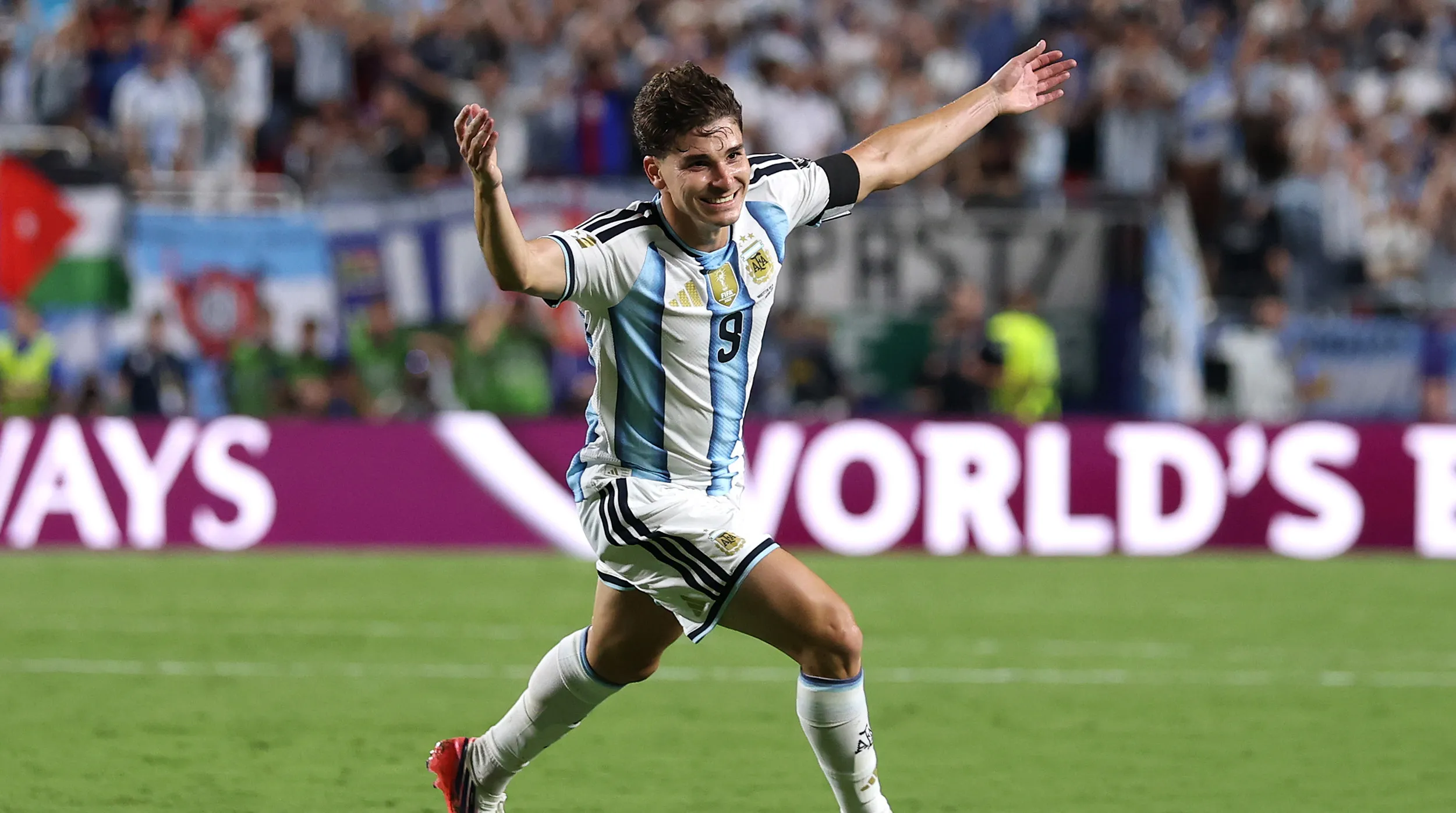 Julián Álvarez celebra con Argentina mientras sigue generando debate en el mercado europeo (Getty).