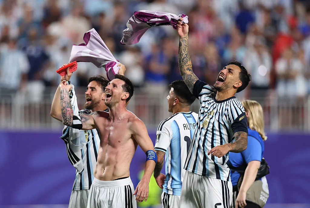 Lionel Messi y Leandro Paredes tras la clasificación a la semifinal del Mundial 2026. (Getty Images)