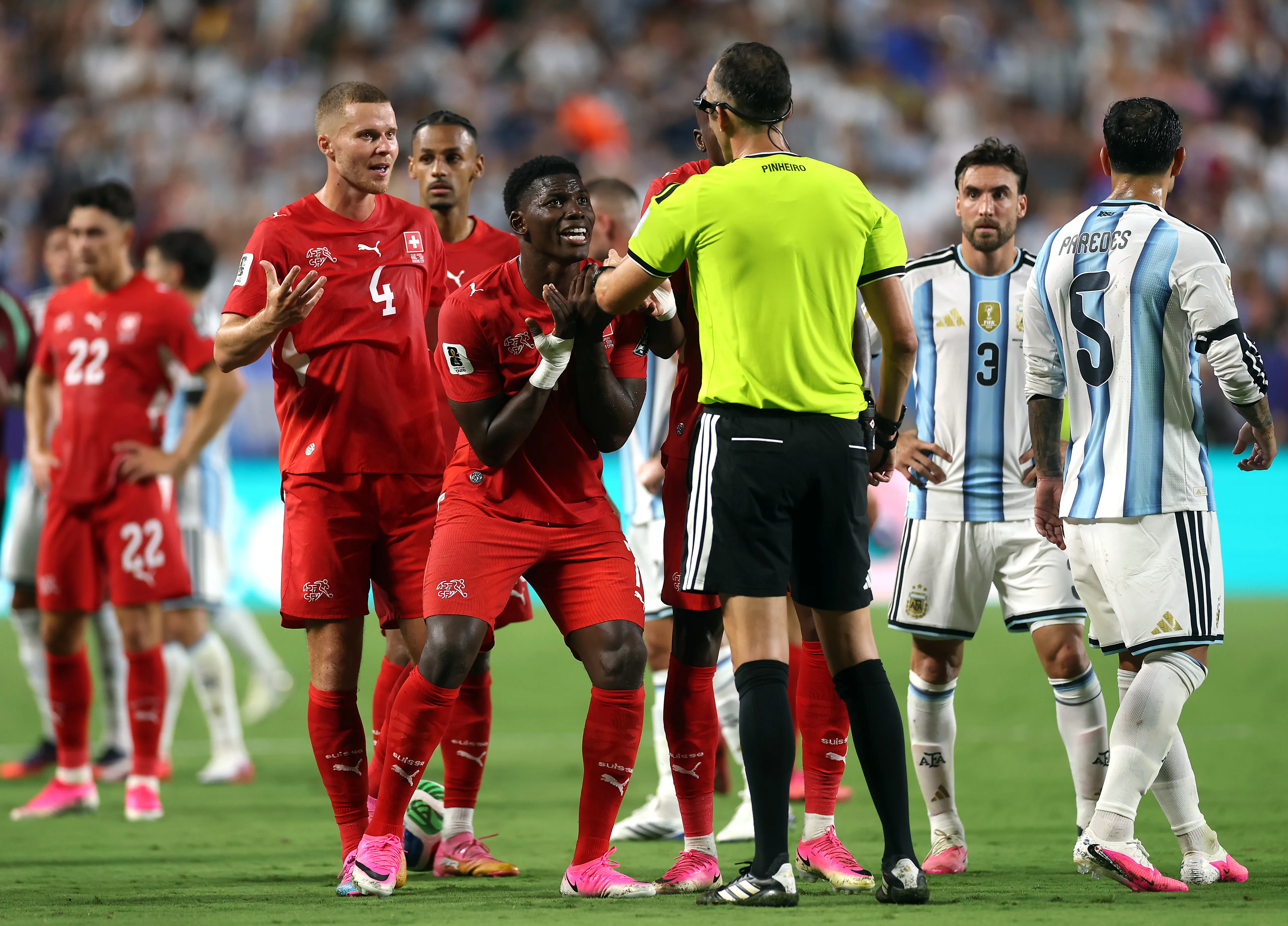 El momento que Pinheiro expulsó a Embolo. Getty Images.