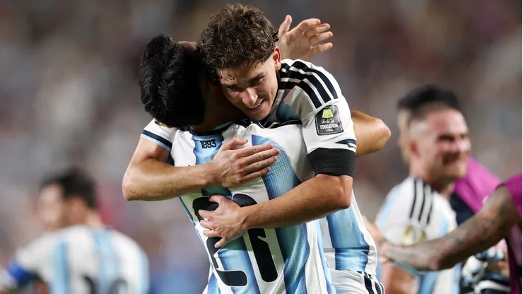 Julián Alvarez celebra su gol con el 'Flaco' López.