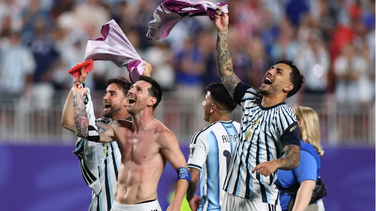 Messi celebra junto a Paredes la clasificación de Argentina.