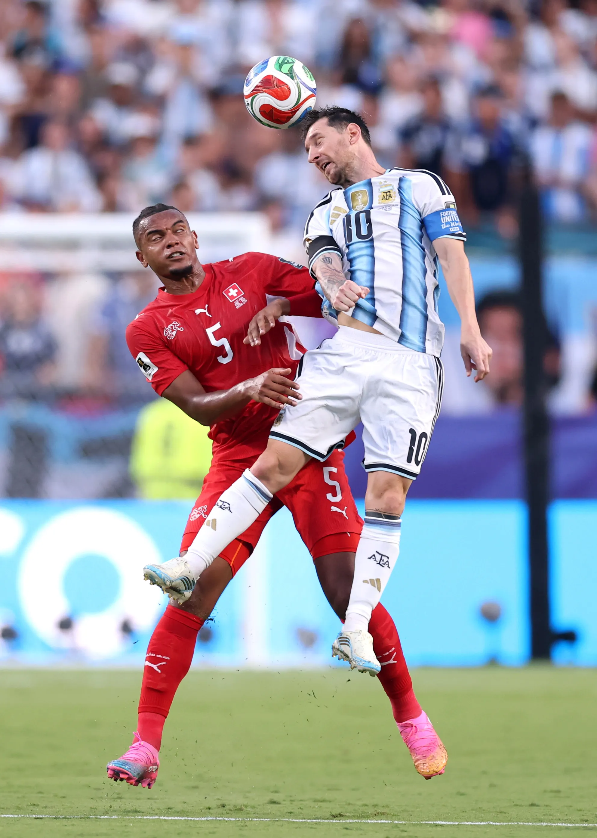 Akanji y Messi. (Foto: Getty).