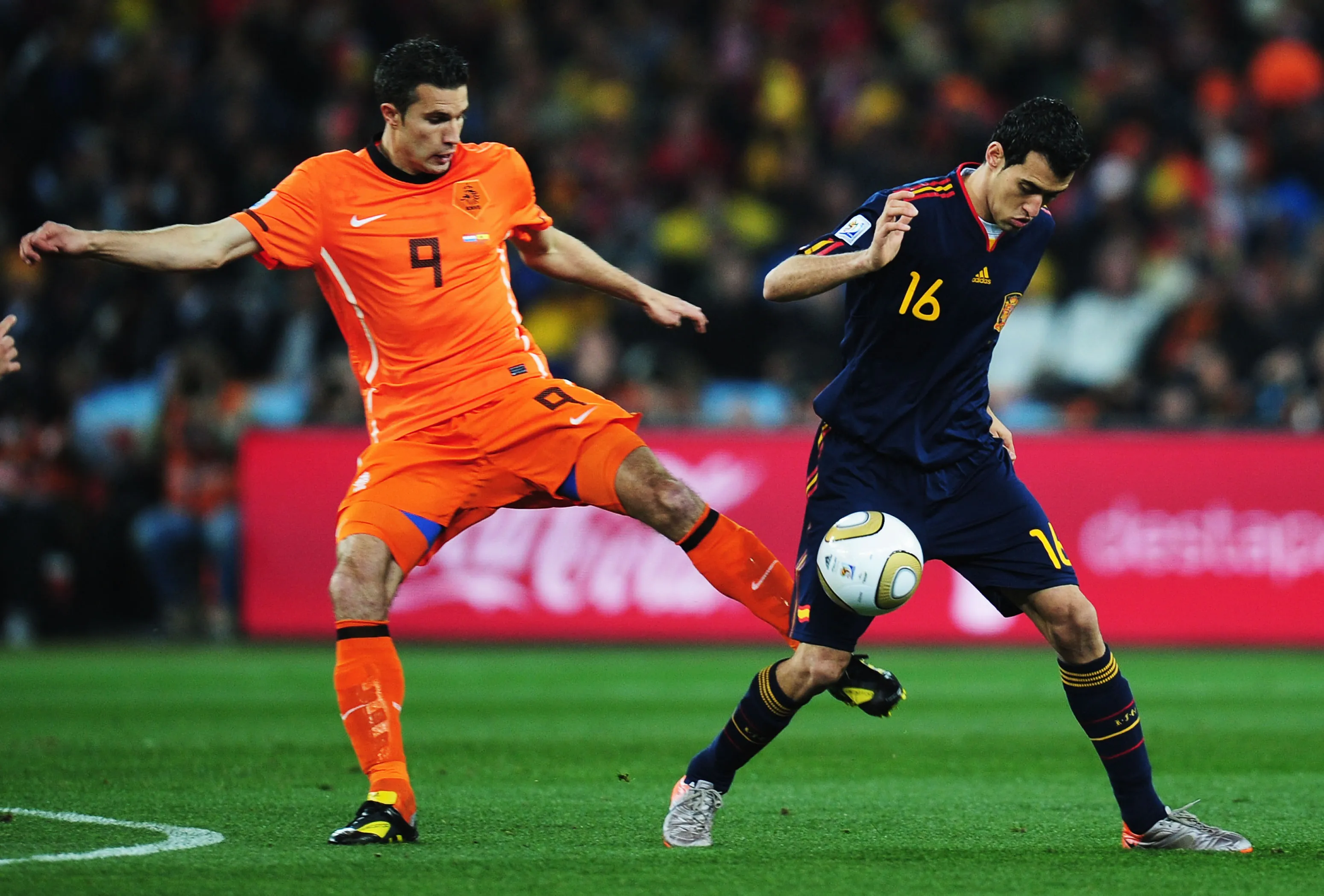 Van Persie y Busquets en la final del Mundial 2010. (Foto: Getty).