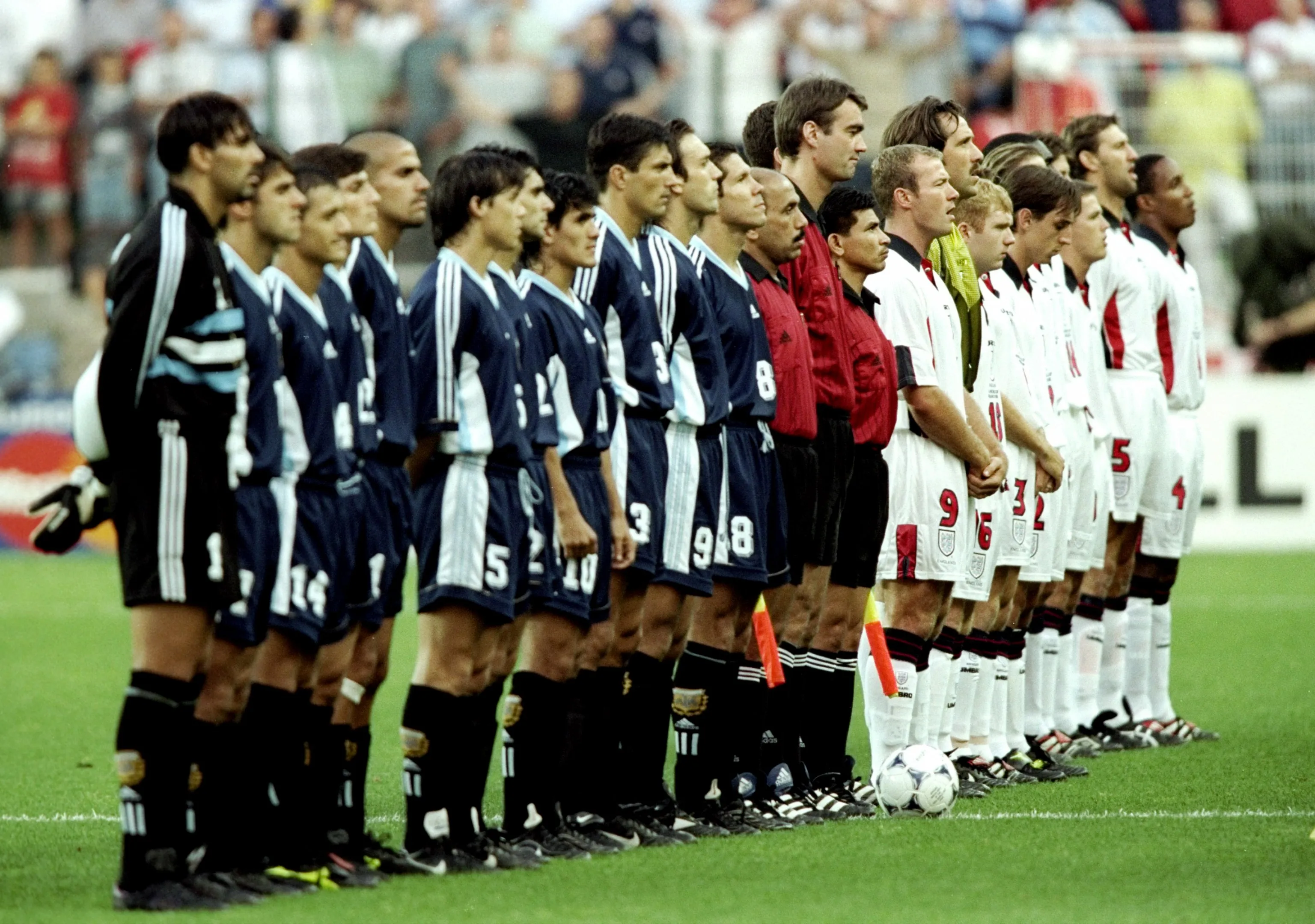 30 Junio de 1998: Argentina vistió de azul frente a Inglaterra. Getty Images.