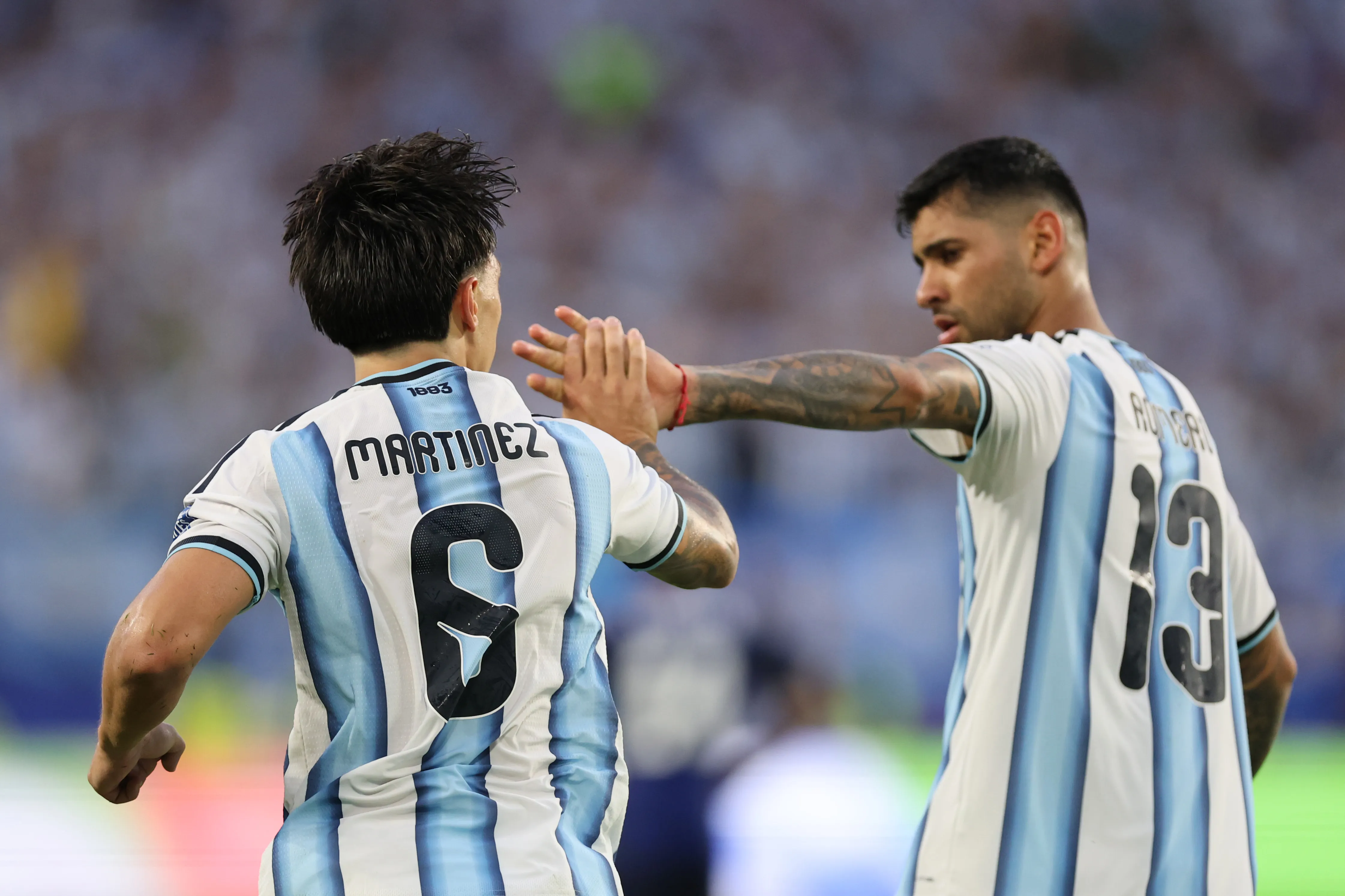 Lisandro Martínez y Cuti Romero, la zaga central titular de la Selección Argentina. Getty Images.