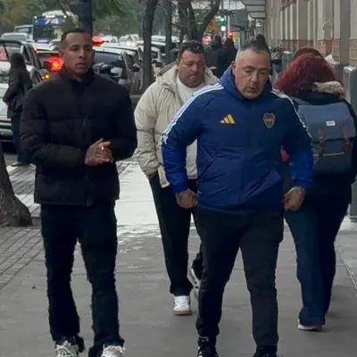 Villa se hizo la revisión médica y se sacó fotos con los hinchas de Boca