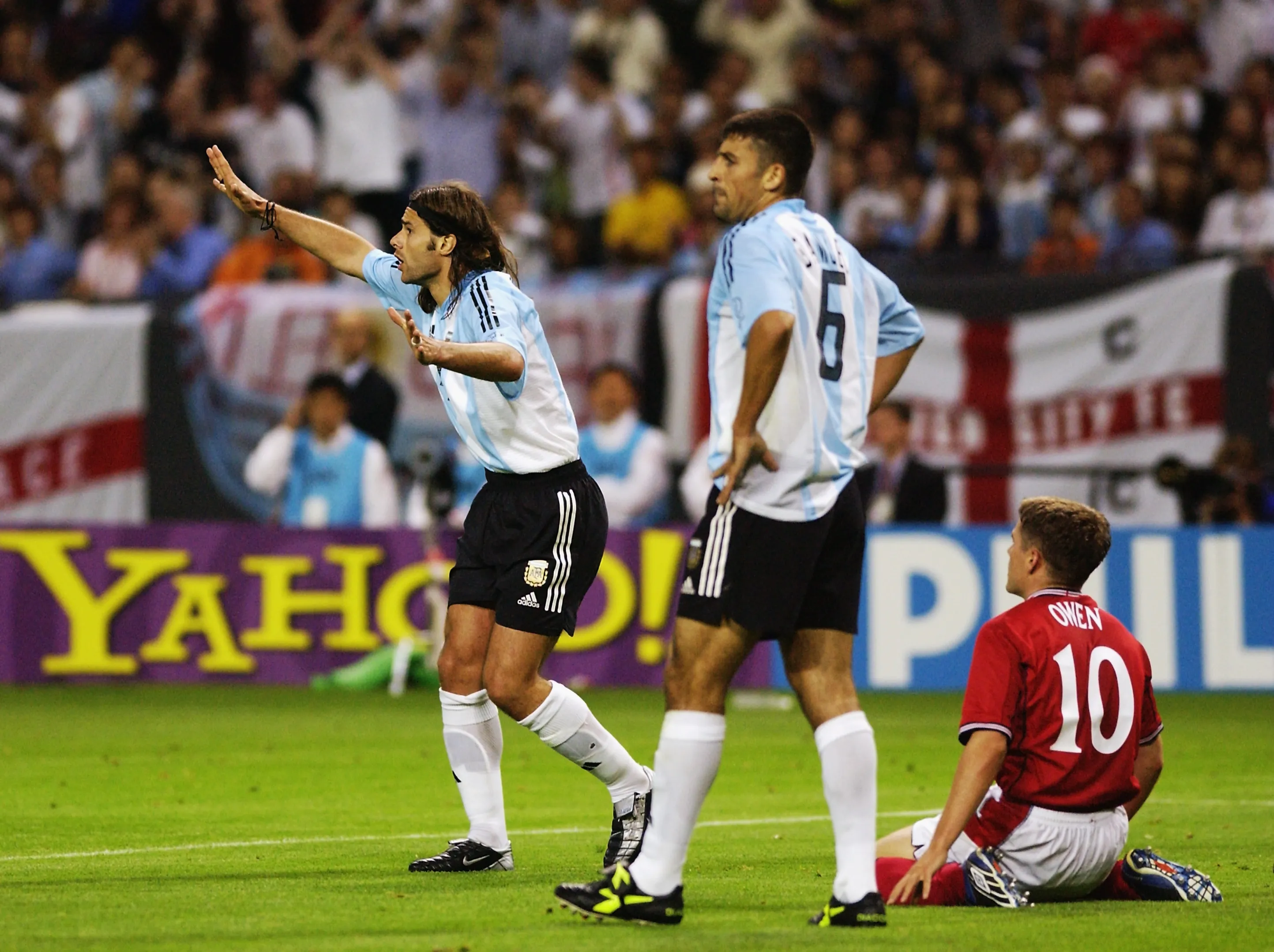 El reclamo de Mauricio Pochettino a Pierluigi Collina por el penal que sancionó a favor de Michael Owen. Getty Images.