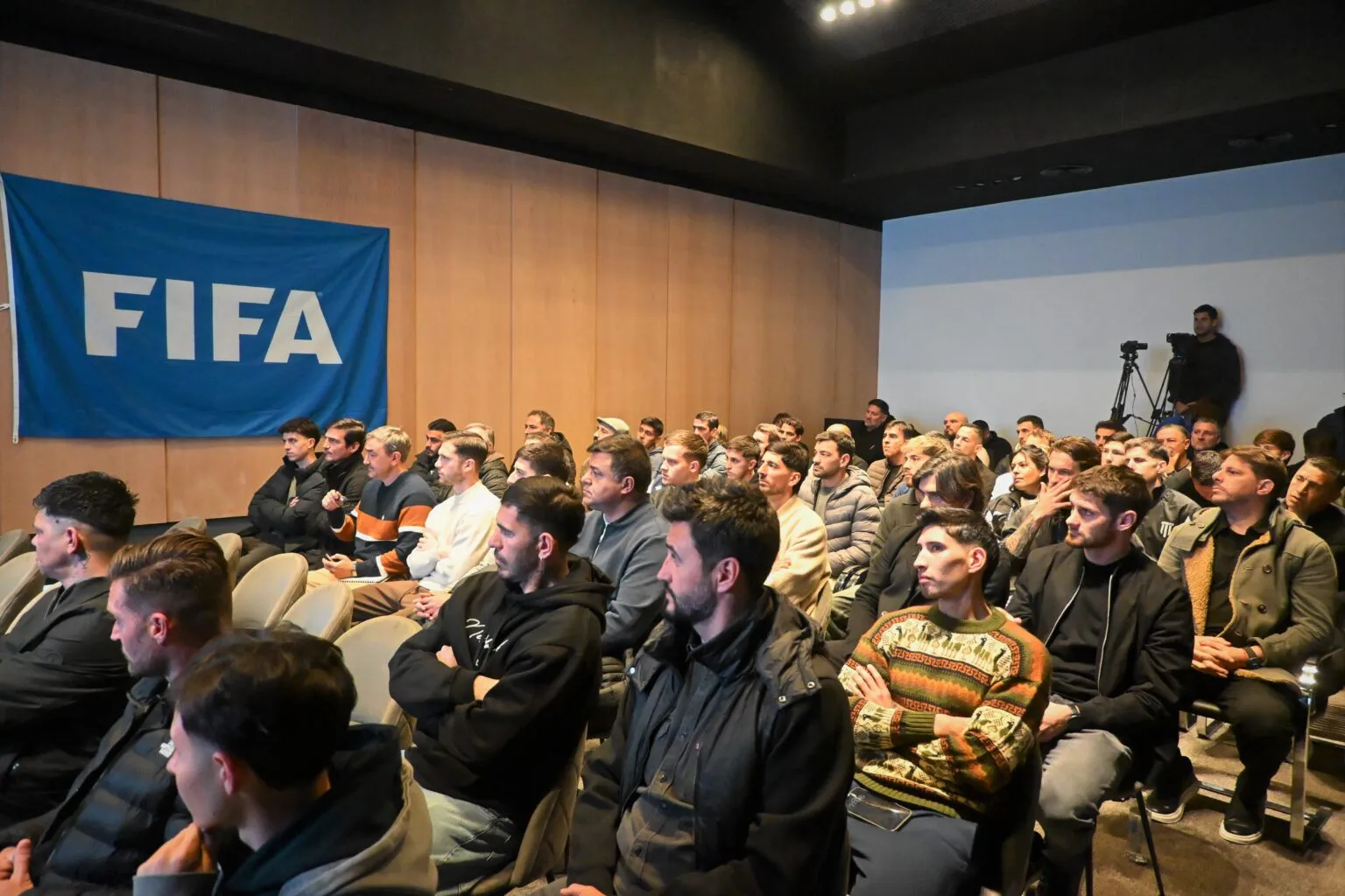 Los capitanes y entrenadores de los 30 equipos del fútbol argentino. (LPF)