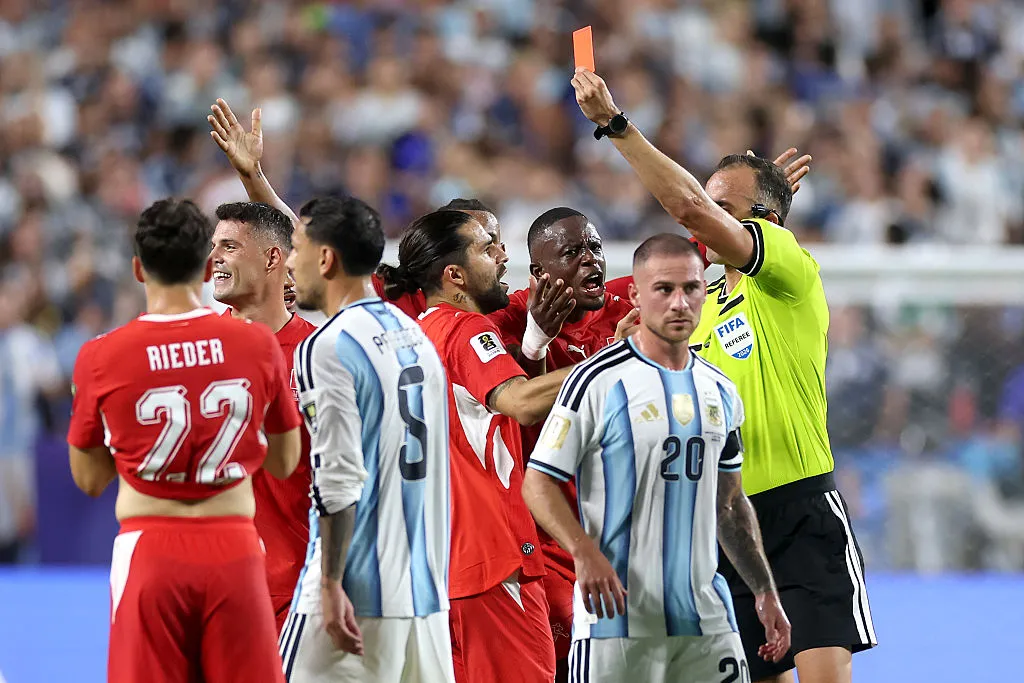 La expulsión de Embolo en Argentina – Suiza por el Mundial 2026. (Getty Images)
