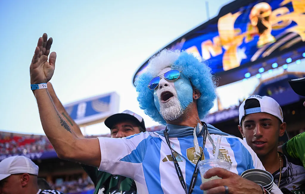 El público argentino pondrá el condimento en un nuevo duelo contra Inglaterra. (Getty)