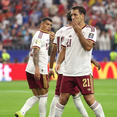 Oyazarbal adelantó a España ante Francia tras un insólito penal de Digne