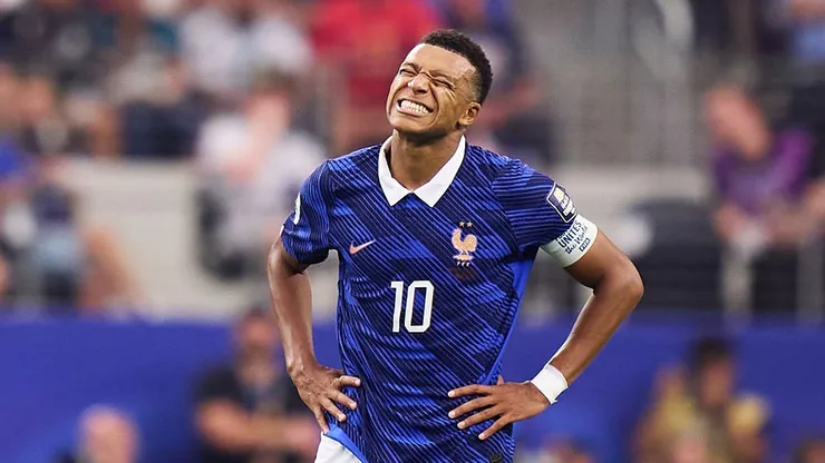 Kylian Mbappé lamenta la eliminación de Francia.