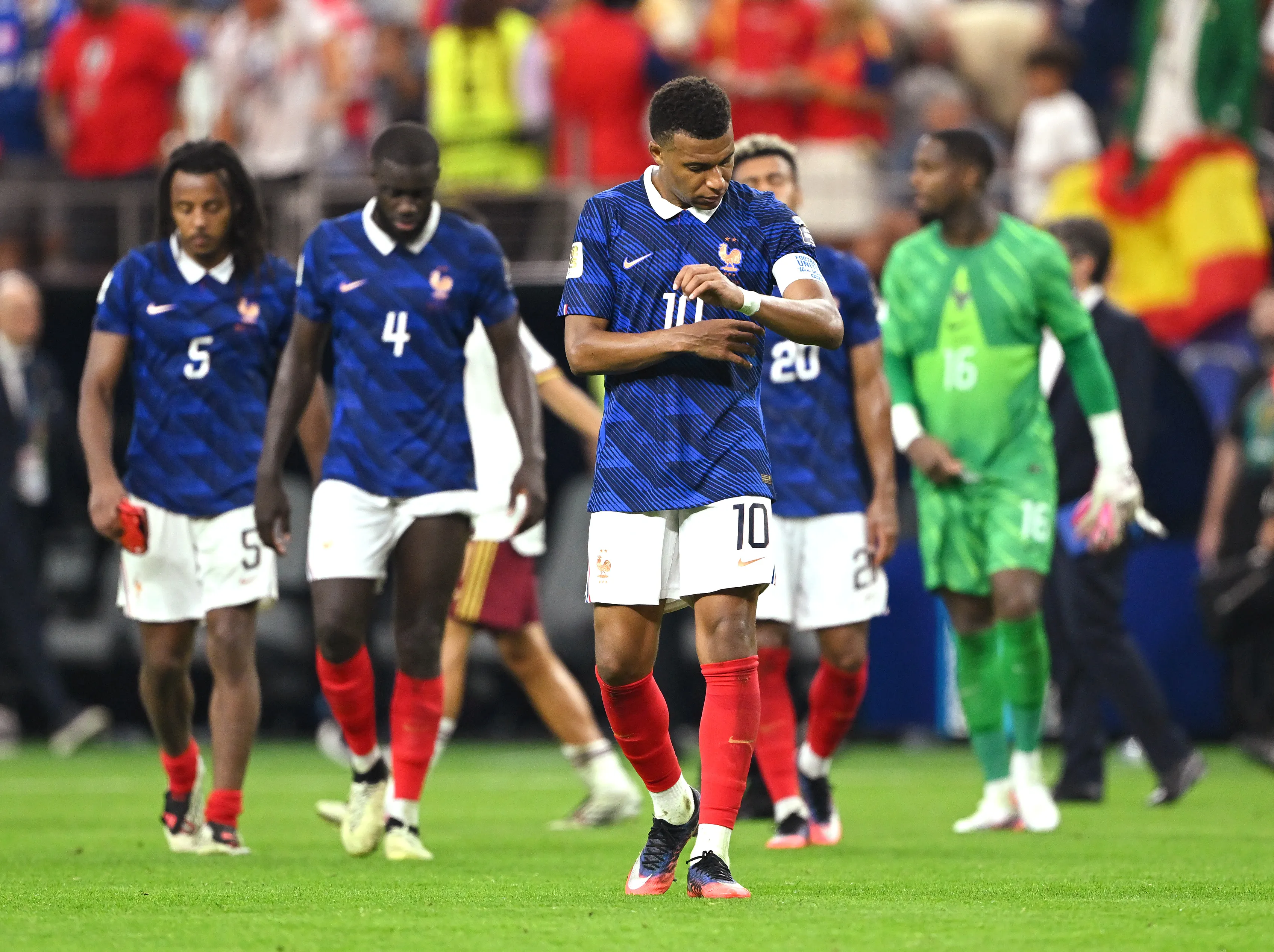 Kylian Mbappé sufre la caída de Francia. (Shaun Botterill/Getty Images)