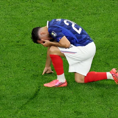 El desconsuelo de Rayan Cherki tras la eliminación de Francia