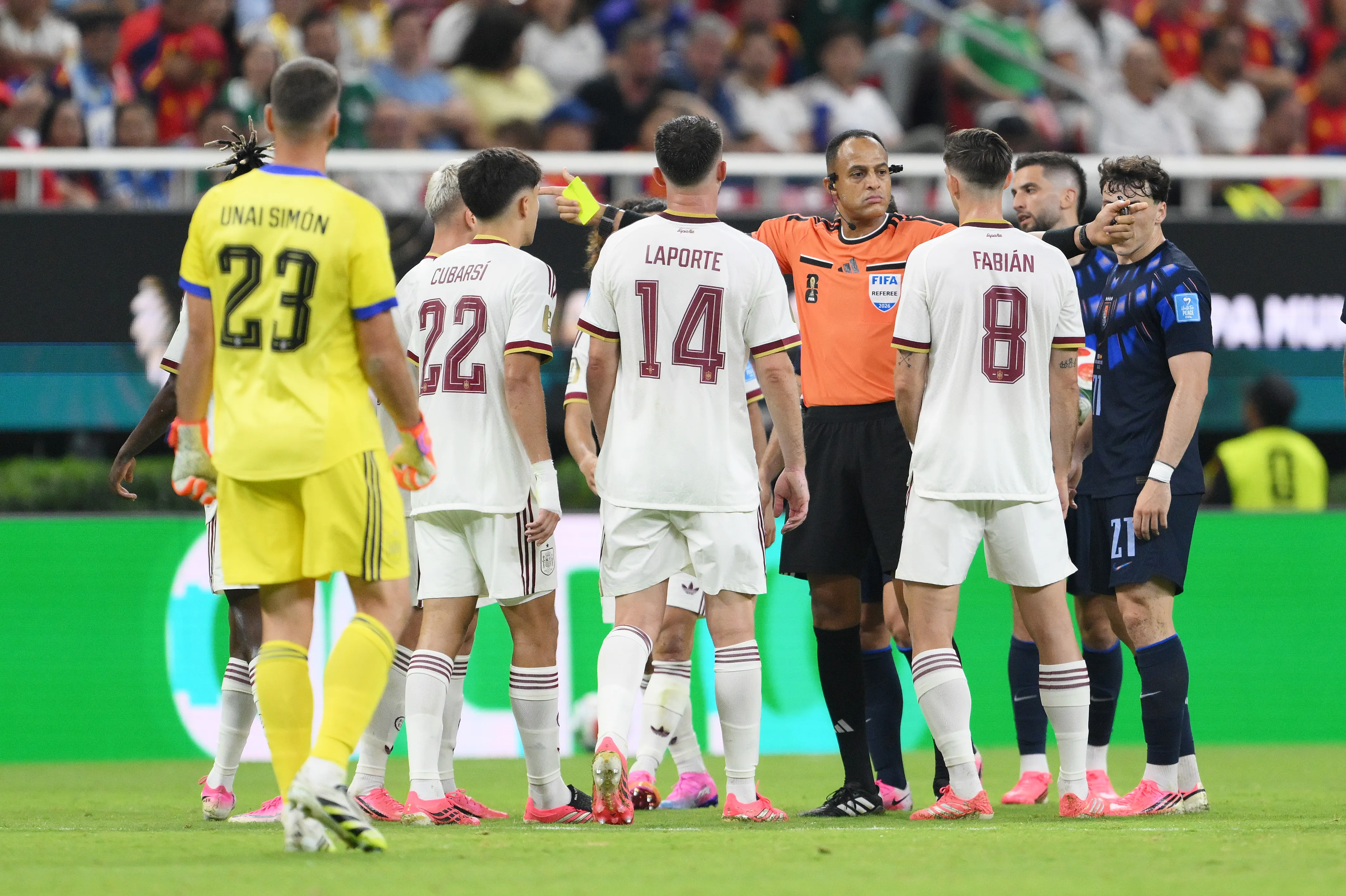 Ismail Elfath durante el duelo entre España y Uruguay.