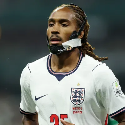 Por qué Djed Spence usa una máscara en Inglaterra vs. Argentina