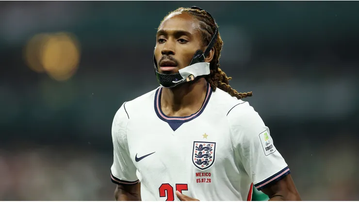 Por qué Djed Spence usa una máscara en Inglaterra vs. Argentina