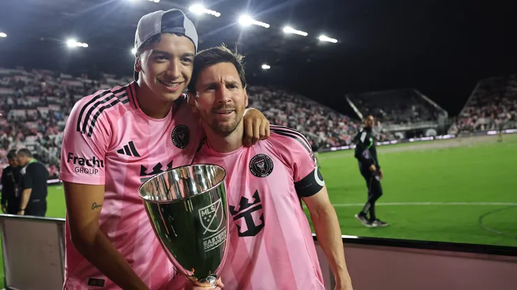 Tomás Avilés junto a Lionel Messi en Inter Miami.