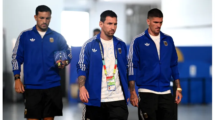 Lionel Messi, Rodrigo De Paul y Leandro Paredes, antes de Argentina vs. Inglaterra.
