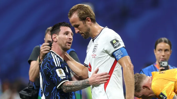 Lionel Messi saludando a Harry Kane.