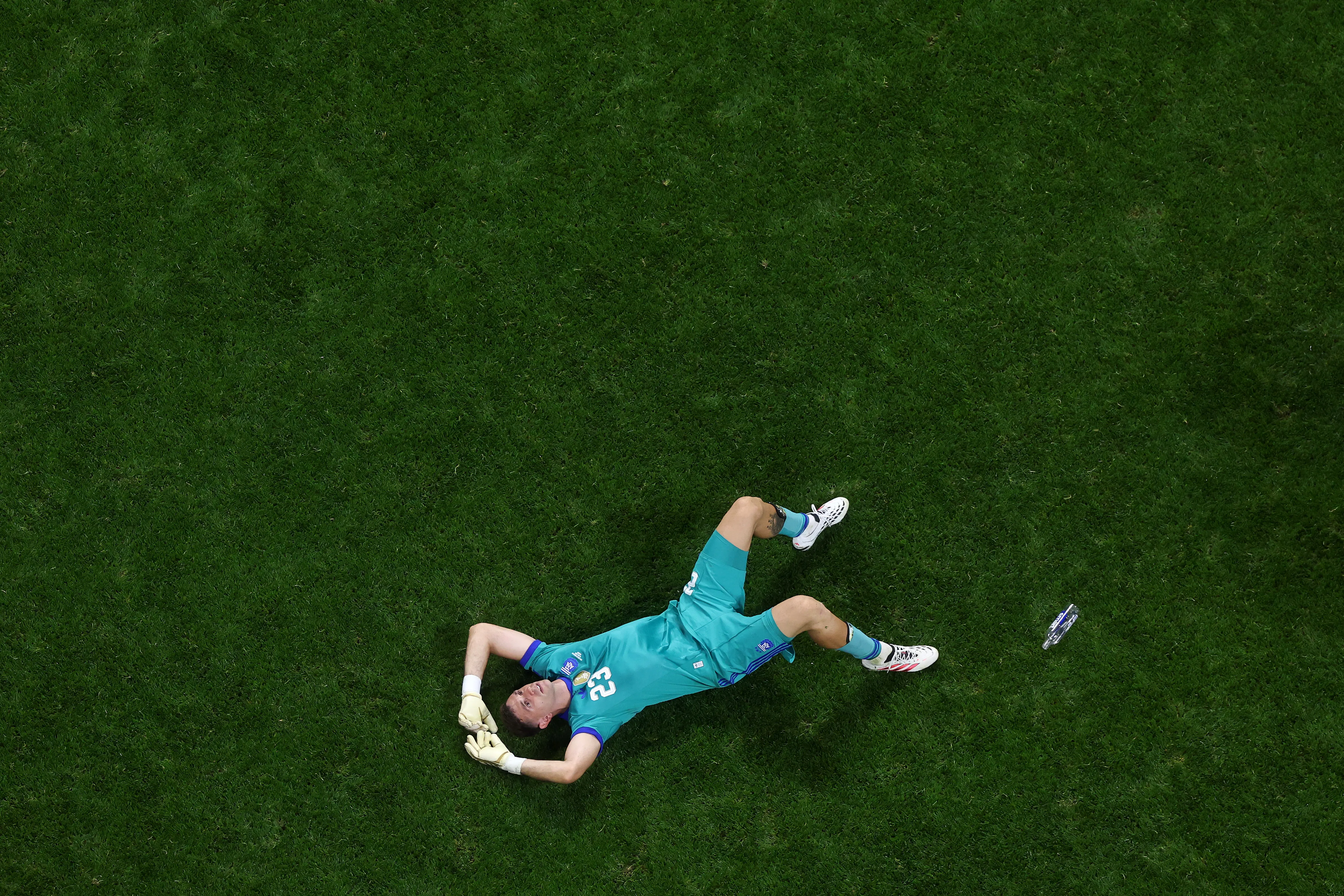 Dibu Martínez ante Inglaterra. (Foto: Getty)