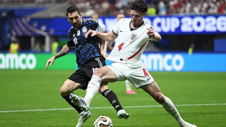 Messi disputa la pelota con Declan Rice, una secuencia que fue habitual a l largo de Argentina-Inglaterra.