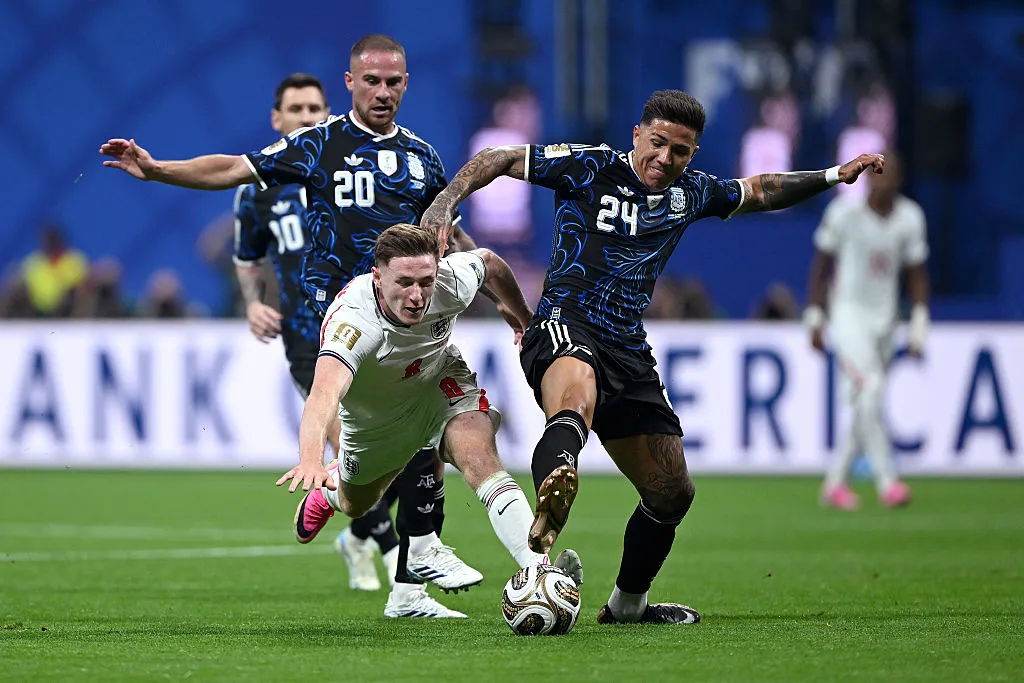 Argentina superó a Inglaterra en fútbol, reconoció Neville. (Getty)