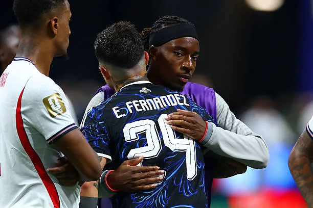 Enzo Fernández y Noni Madueke tras Argentina – Inglaterra por el Mundial 2026. (Getty Images)