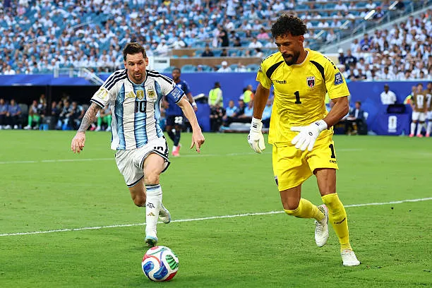 Vozinha y Lionel Messi, en Cabo Verde – Argentina. (Getty Images)