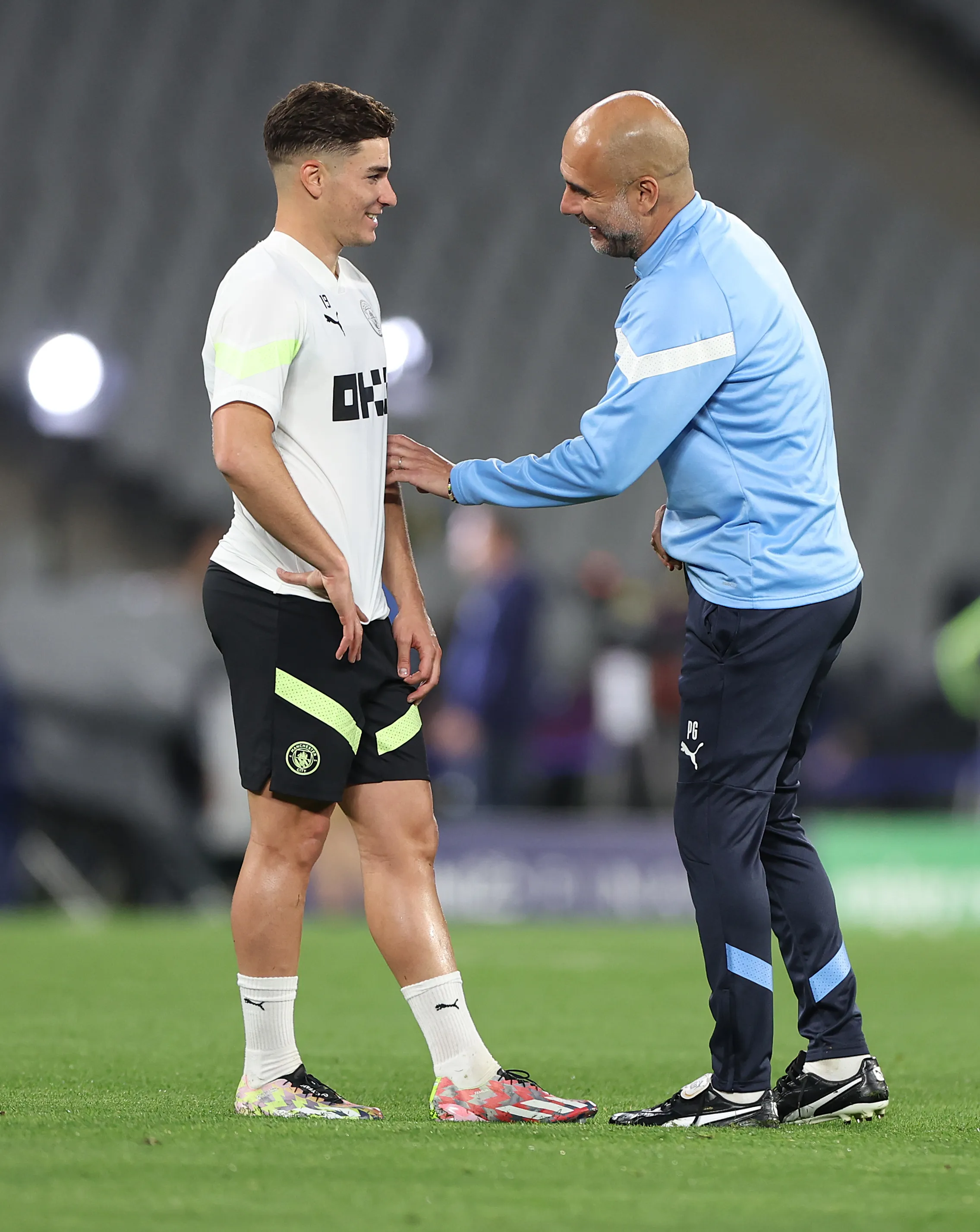 Julián Alvarez y Pep Guardiola en Manchester City. (Foto: Getty).