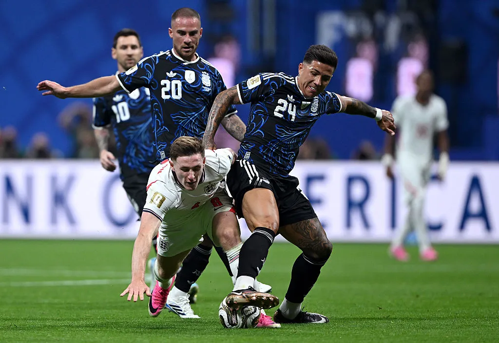 El potrero argentino y la necesidad de pelear la mitad de cancha. (Getty)