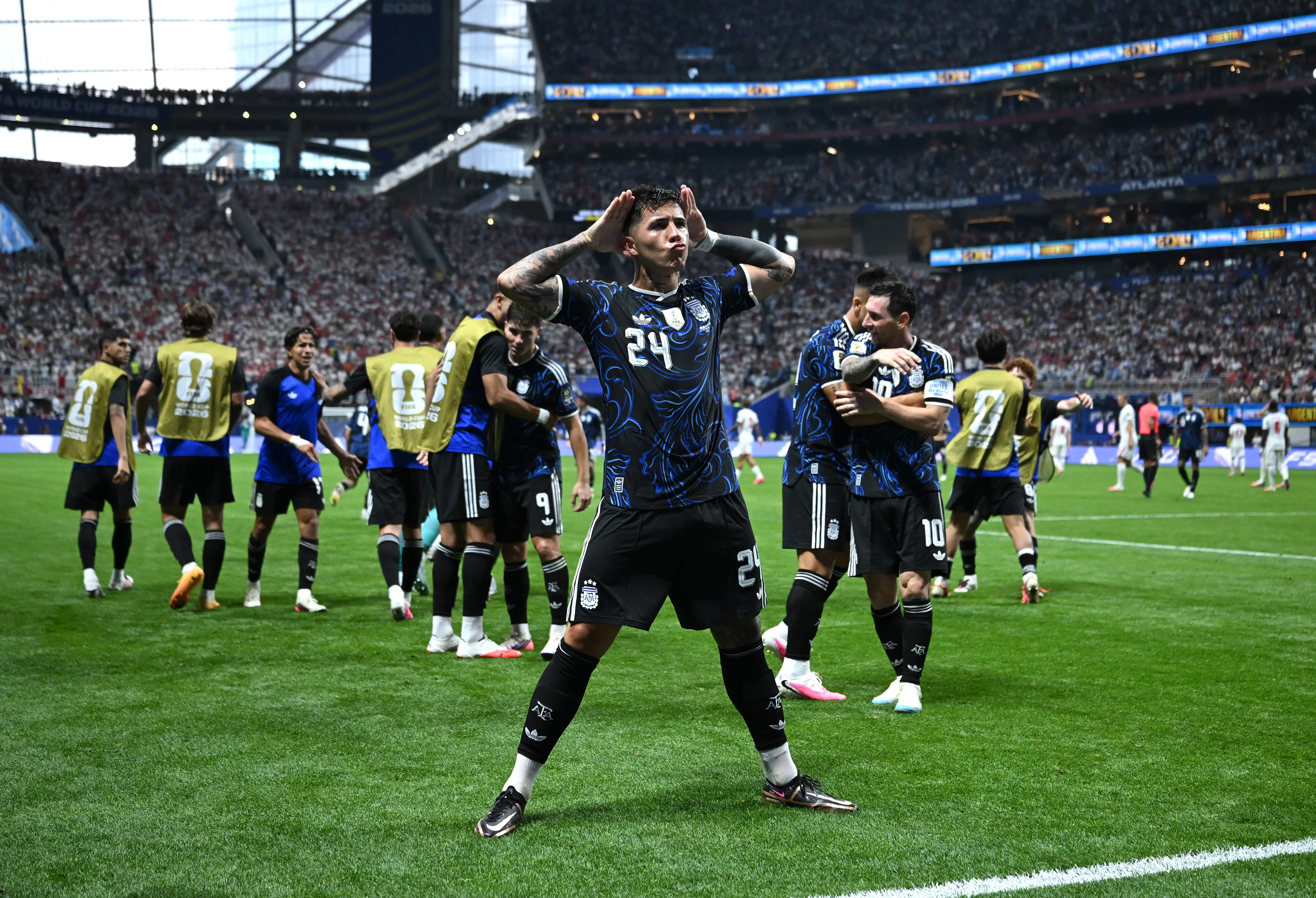 Enzo Fernández celebra su gol ante Inglaterra. (Foto: Getty).