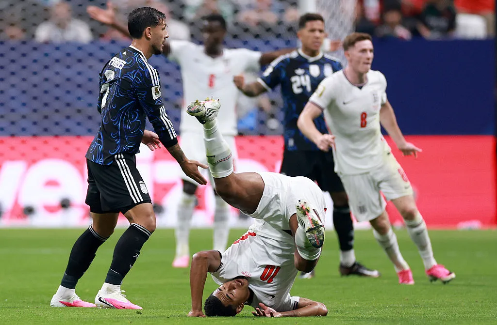Leandro Paredes tras una dura entrada a Jude Bellingham en Argentina – Inglaterra. (Getty Images)