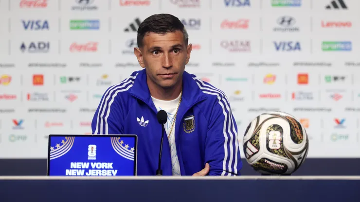 Dibu Martínez jugó todo el Mundial lesionado: "Me duele la mano todos los días"