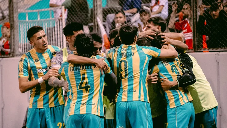Aldosivi celebra el primer gol ante River.