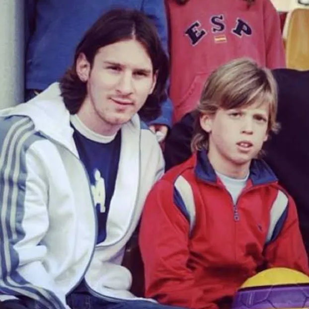 Lionel Messi junto a Dani Olmo.