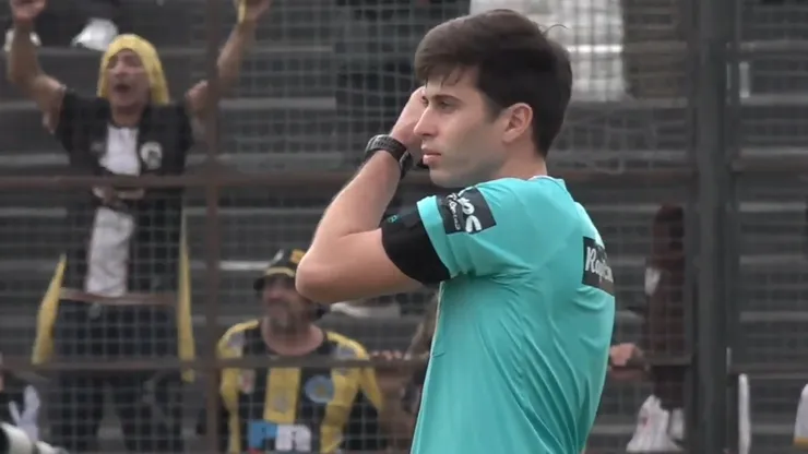 Felipe Arrechea, el juez de línea que anuló un gol de Estudiantes de Caseros.