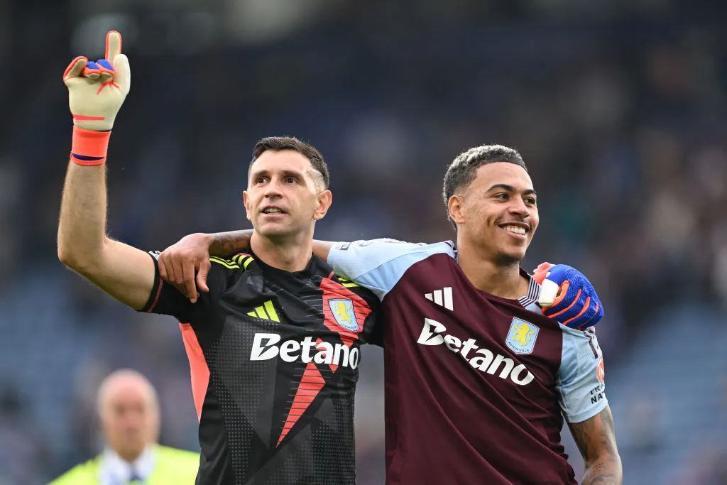 Morgan Rogers y Emiliano Martínez, en Aston Villa. (Getty Images)