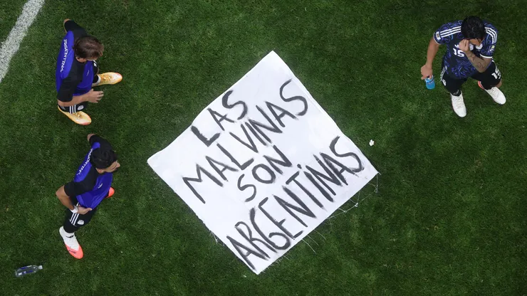 La bandera por las Malvinas con la que celebró Argentina el pasaje a la final del Mundial y generó polémica en Inglaterra.