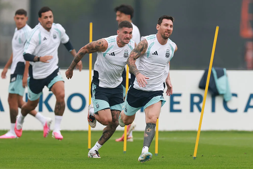 Lionel Messi, Rodrigo De Paul y Leandro Paredes en el entrenamiento de Argentina. (Getty Images)