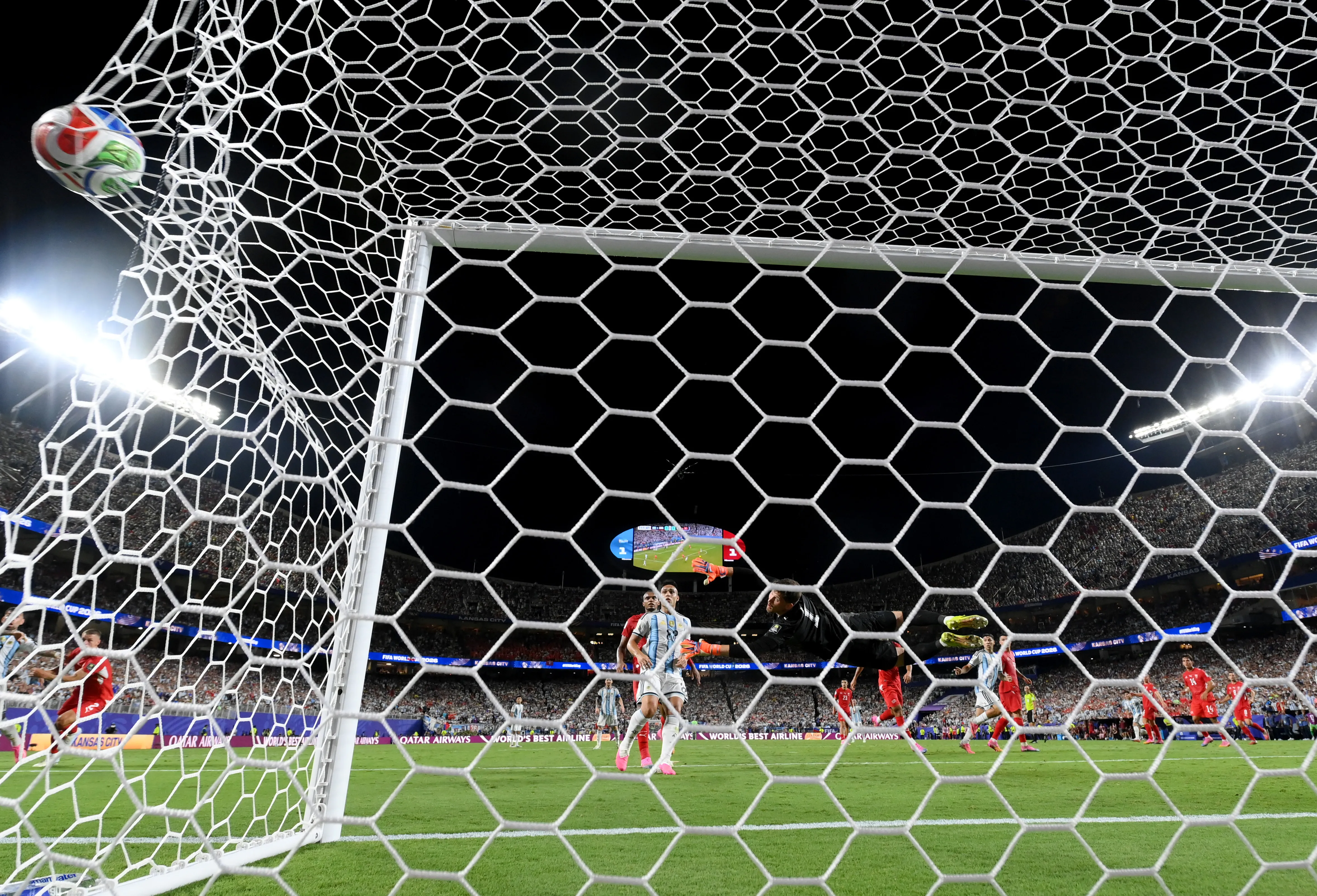 El momento en el que ingresó la pelota en el arco tras el remate de Julián Alvarez. Getty Images.