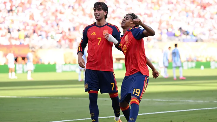 Ferrán Torres celebra junto a Lamine Yamal.