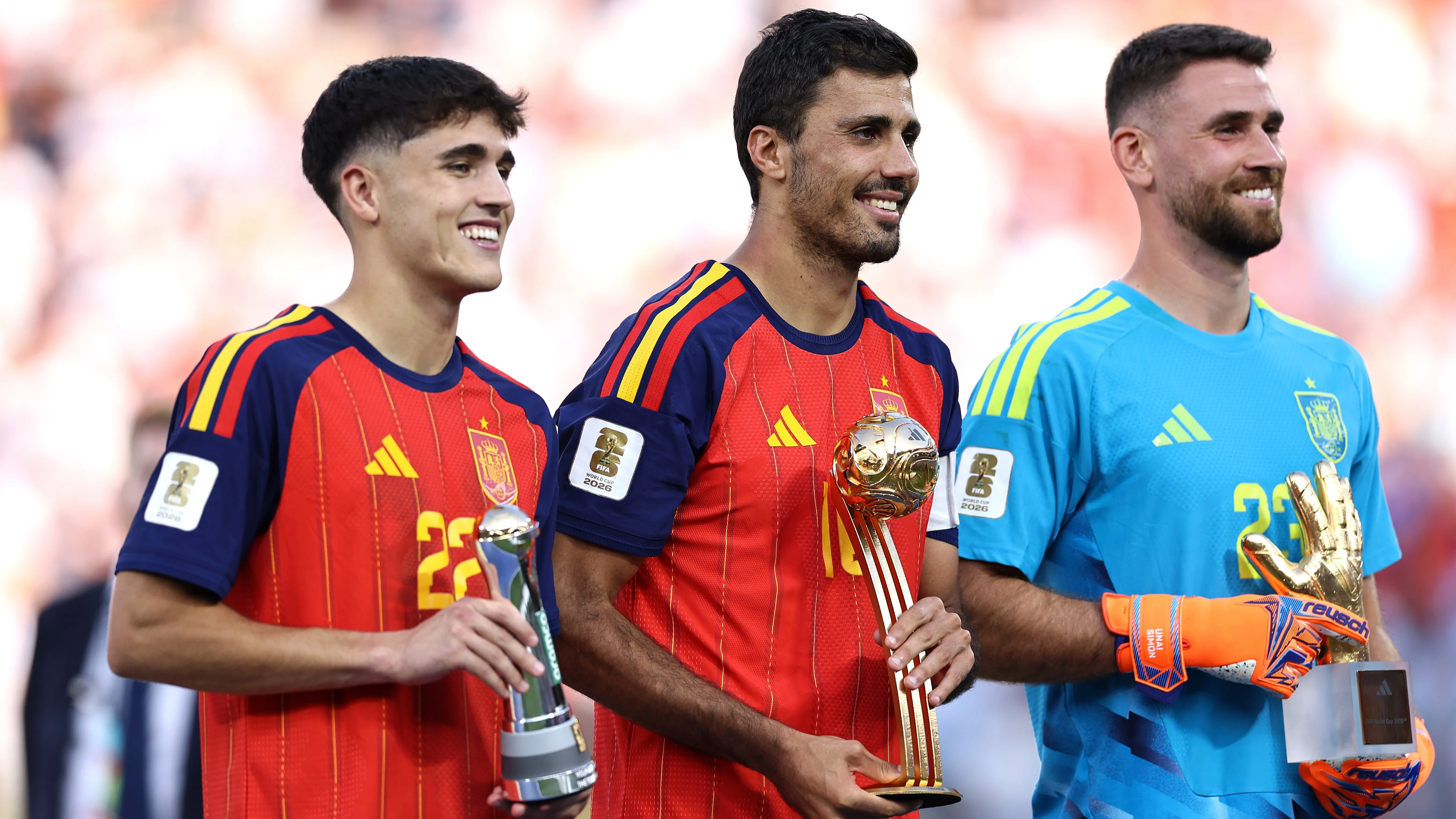 Unai Simón junto a Cubarsí y Rodri