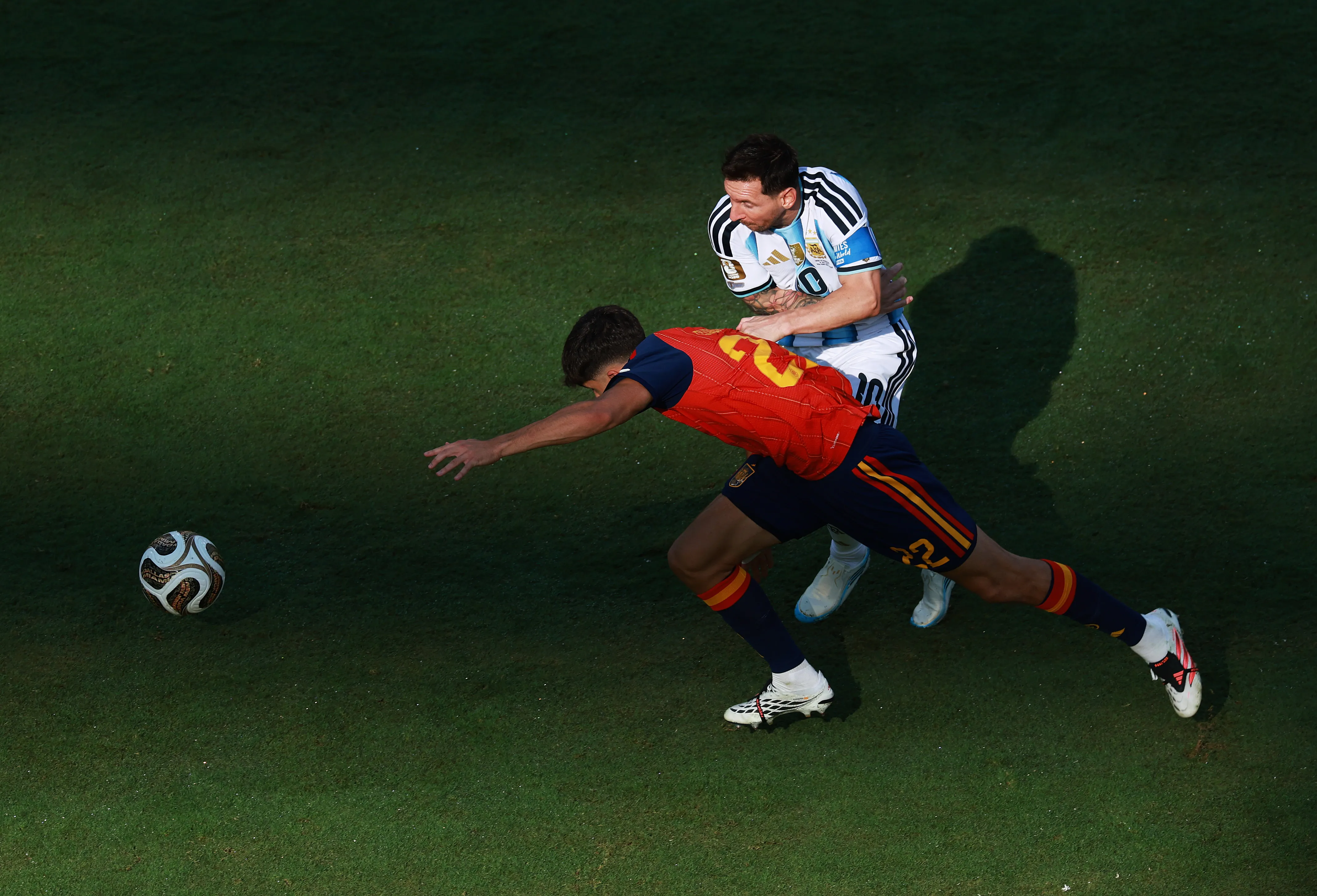 Pau Cubarsi en la disputa de la pelota con Lionel Messi en la Final del Mundial 2026. Getty Images.